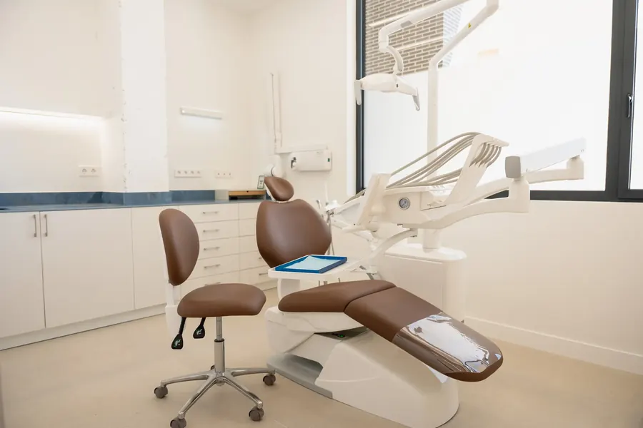 Treatment room at the MÜN clinic in Montgat with integrated services