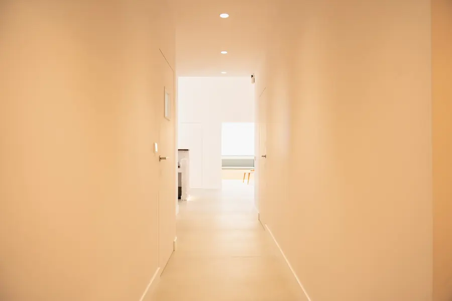 Circulación con luz natural clínica odontológica Arno Jager Montgat