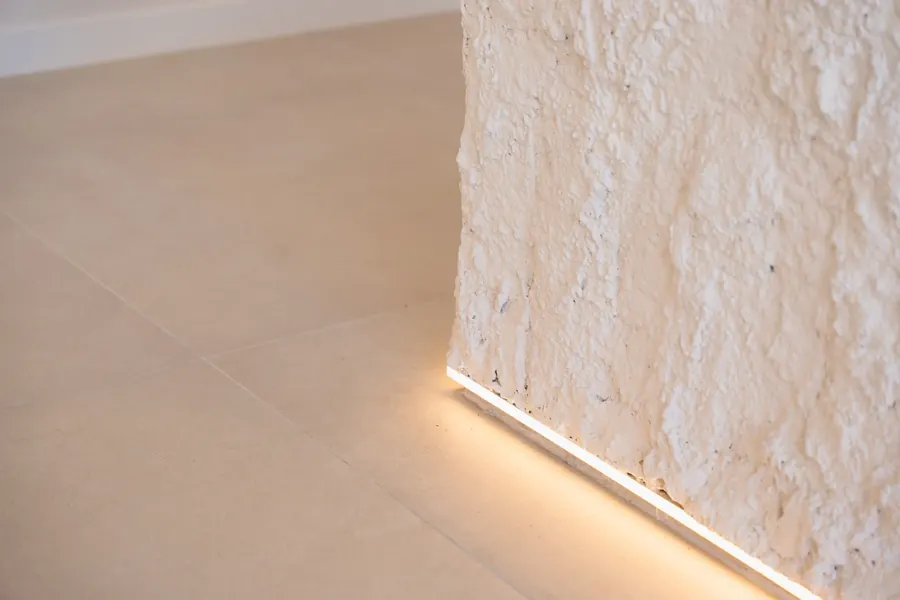 Detalle de iluminación LED en recepción clínica Arno Jager Montgat