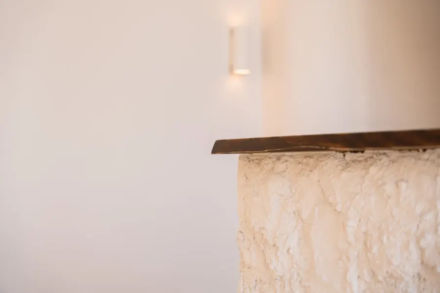 Detalle de mostrador de piedra y madera clínica Arno Jager Montgat