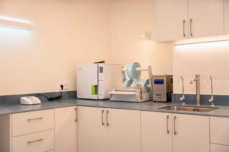 Sala de esterilización y laboratorio clínica Arno Jager Montgat