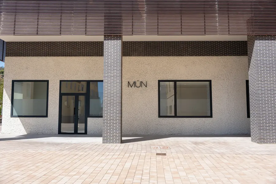 Façade of the MÜN dental clinic in Montgat after the full fit-out