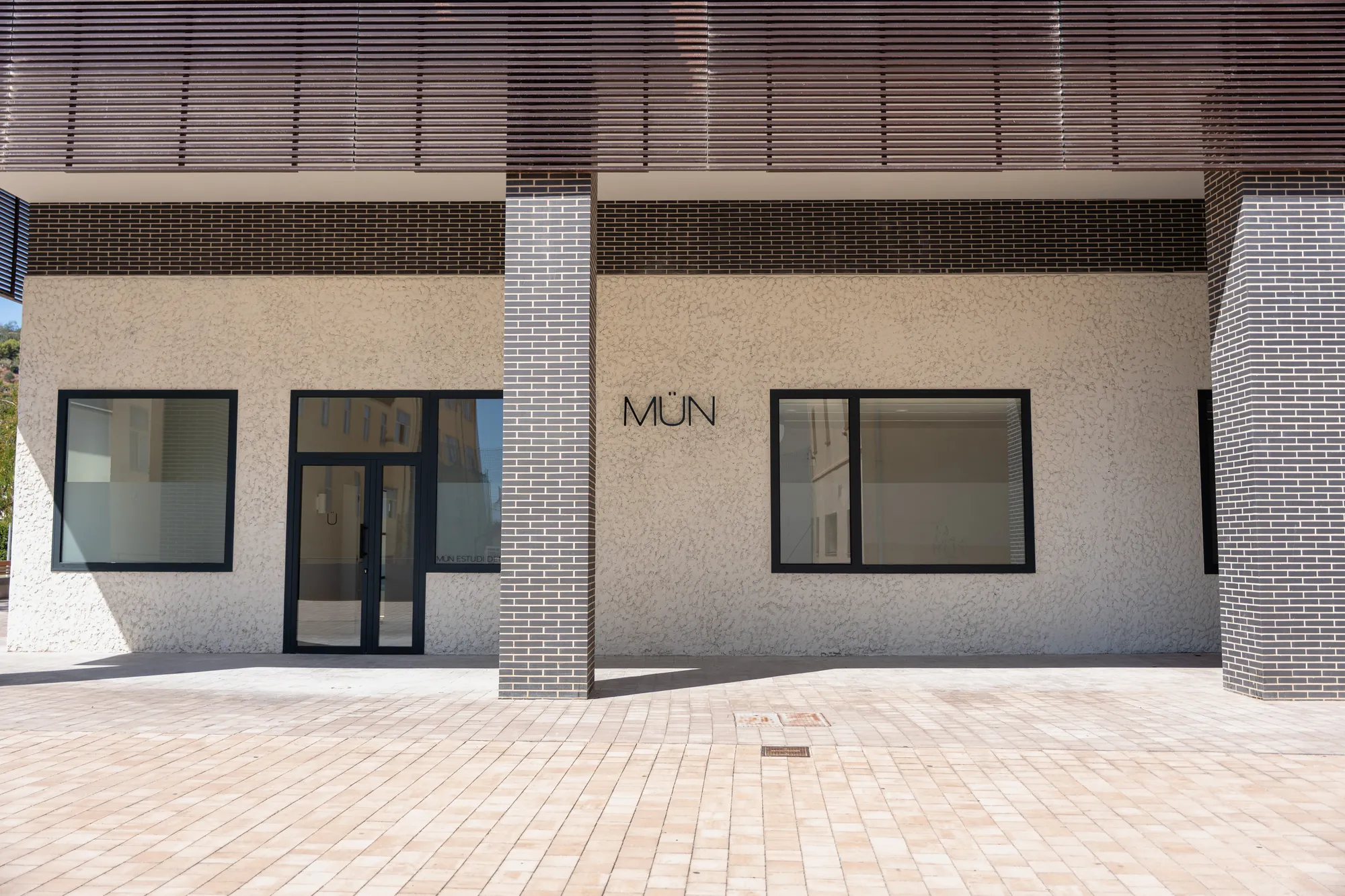 Fachada de clínica odontológica Arno Jager en Montgat Barcelona · Nosolo Design