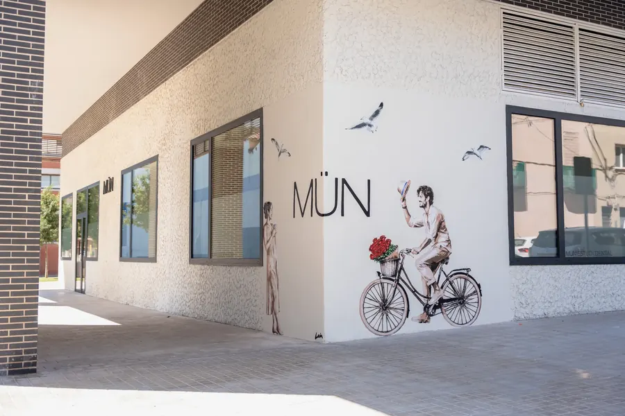 Mural y esquina de fachada clínica odontológica Arno Jager Montgat