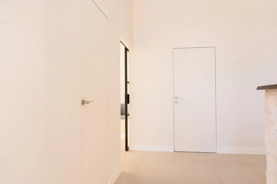 Puertas enrasadas y paramentos de piedra clínica Arno Jager Montgat