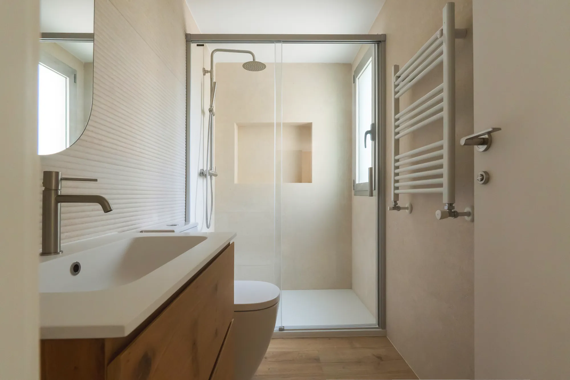 Baño reformado en Casa Fogó Alfinach Valencia con ducha a ras
