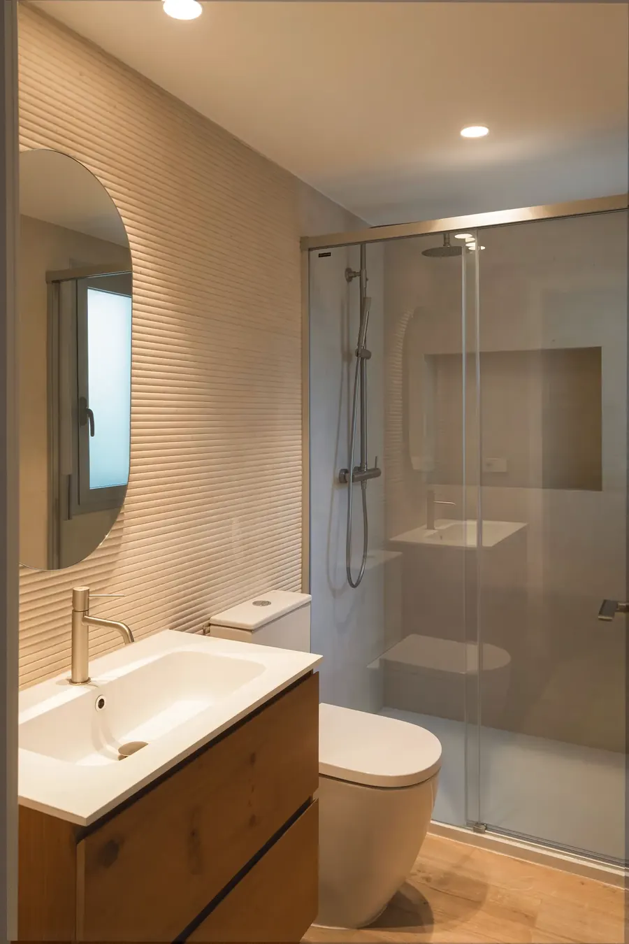 Mueble de baño de madera y ducha de vidrio Casa Fogó Alfinach