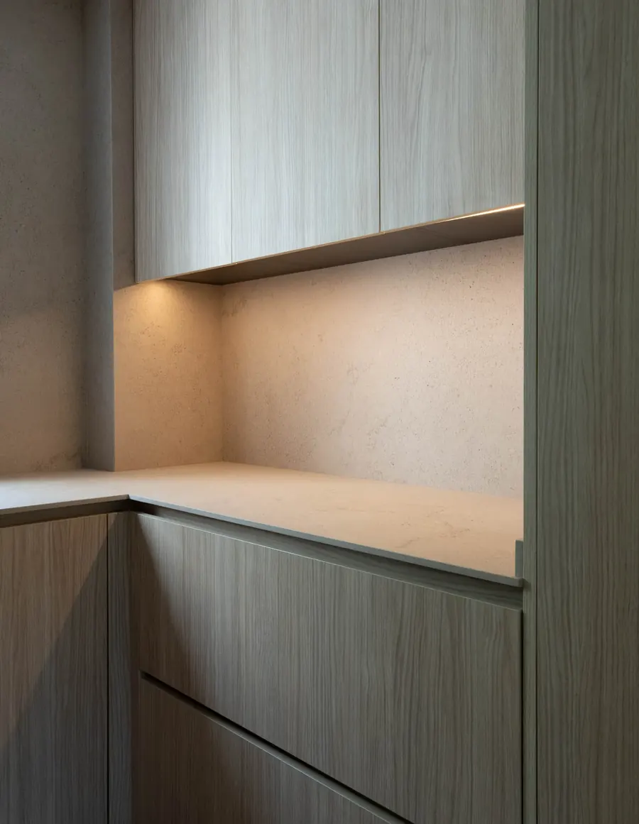 Cajones de madera y luz rasante en cocina Casa Fogó Alfinach Valencia