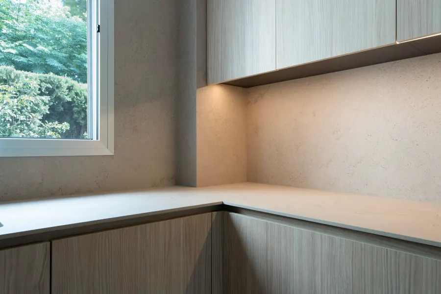 Esquina de encimera y frente de piedra con luz integrada Casa Fogó Alfinach