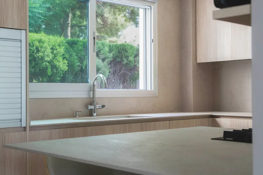 Fregadero de cocina Casa Fogó Alfinach con ventana al jardín