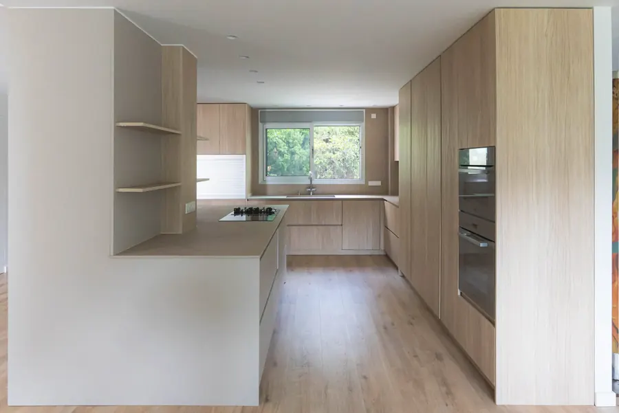 Cocina de Casa Fogó en Alfinach Valencia con isla de piedra y carpintería de madera · Nosolo Design