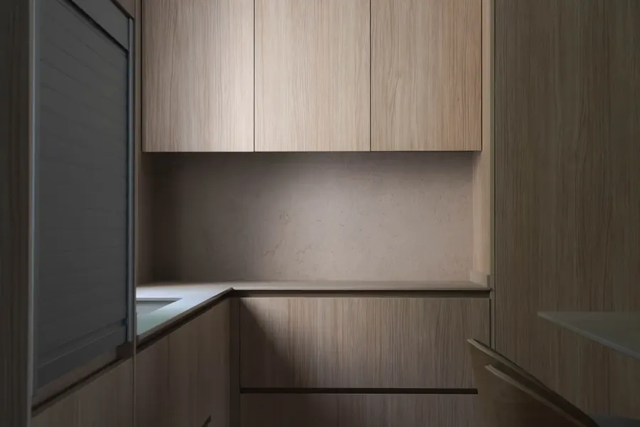 Office de cocina Casa Fogó Alfinach con carpintería continua