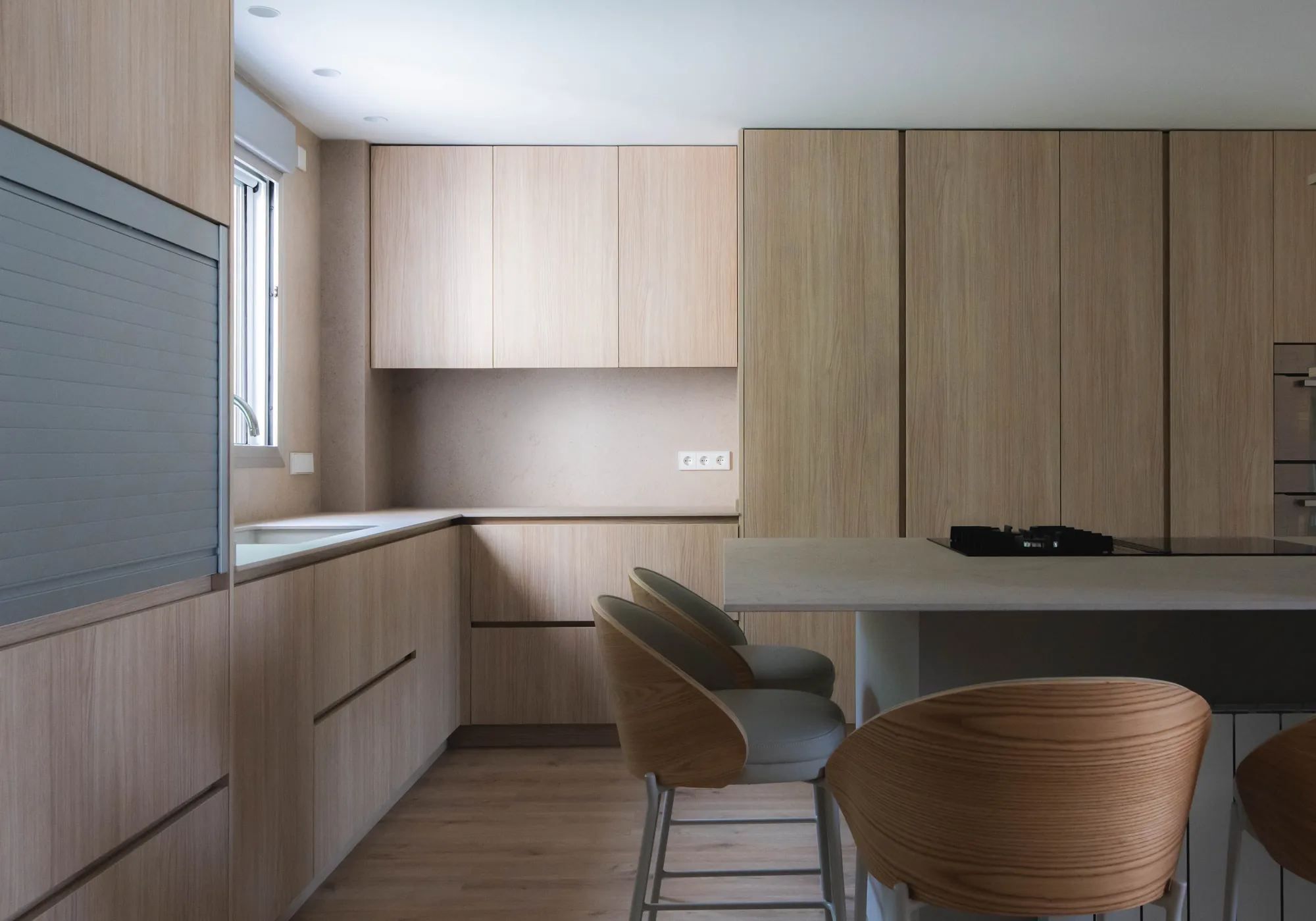 Cocina Casa Fogó Alfinach con taburetes, office y columnas de almacenaje