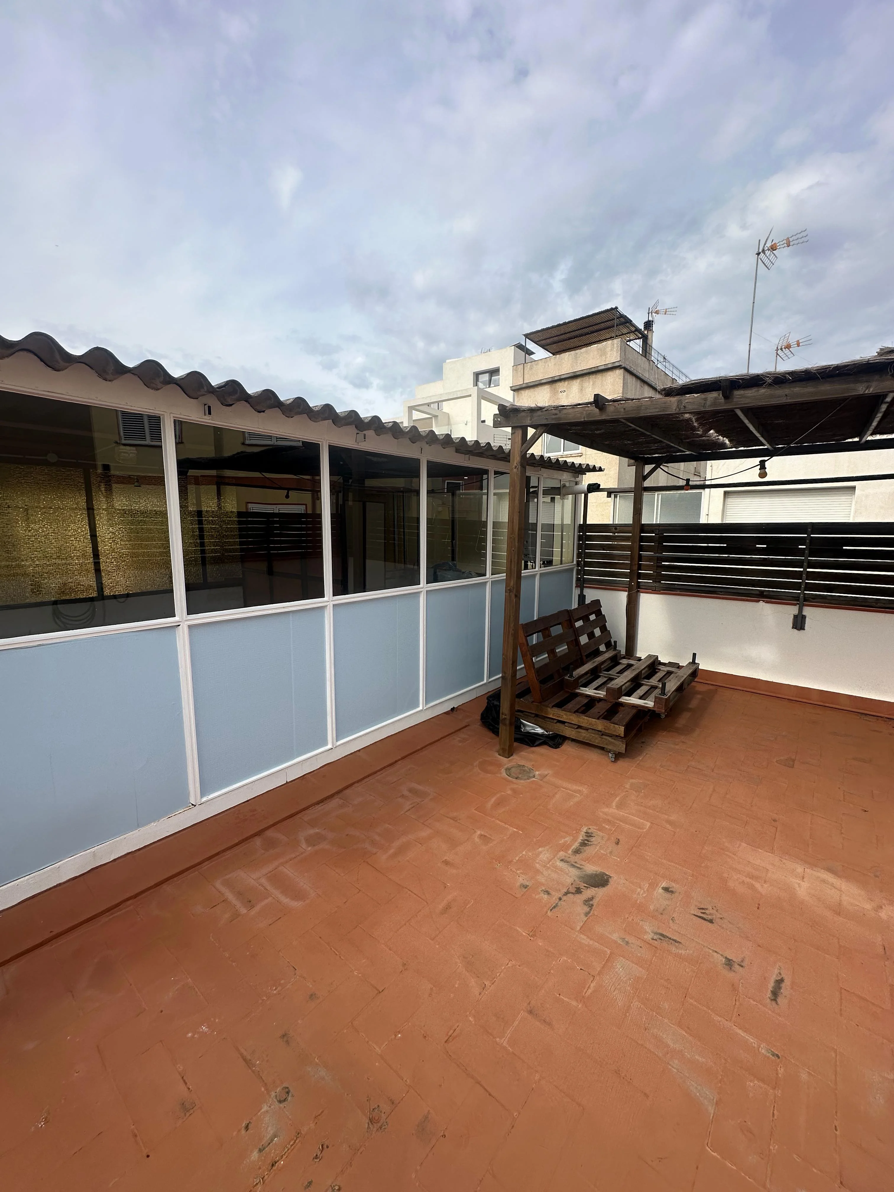 Estado previo terraza exterior antes de reforma integral Casa Miranda Barcelona