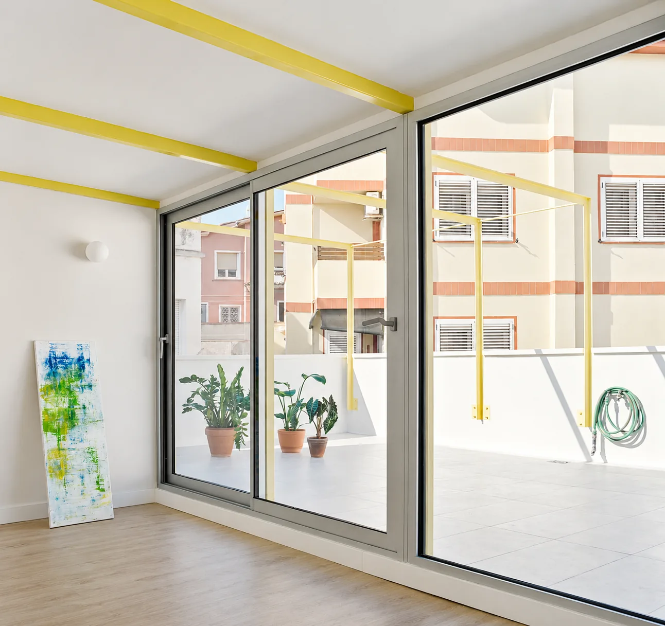Interior Casa Miranda abierto a la terraza Sant Just Desvern · Nosolo Design