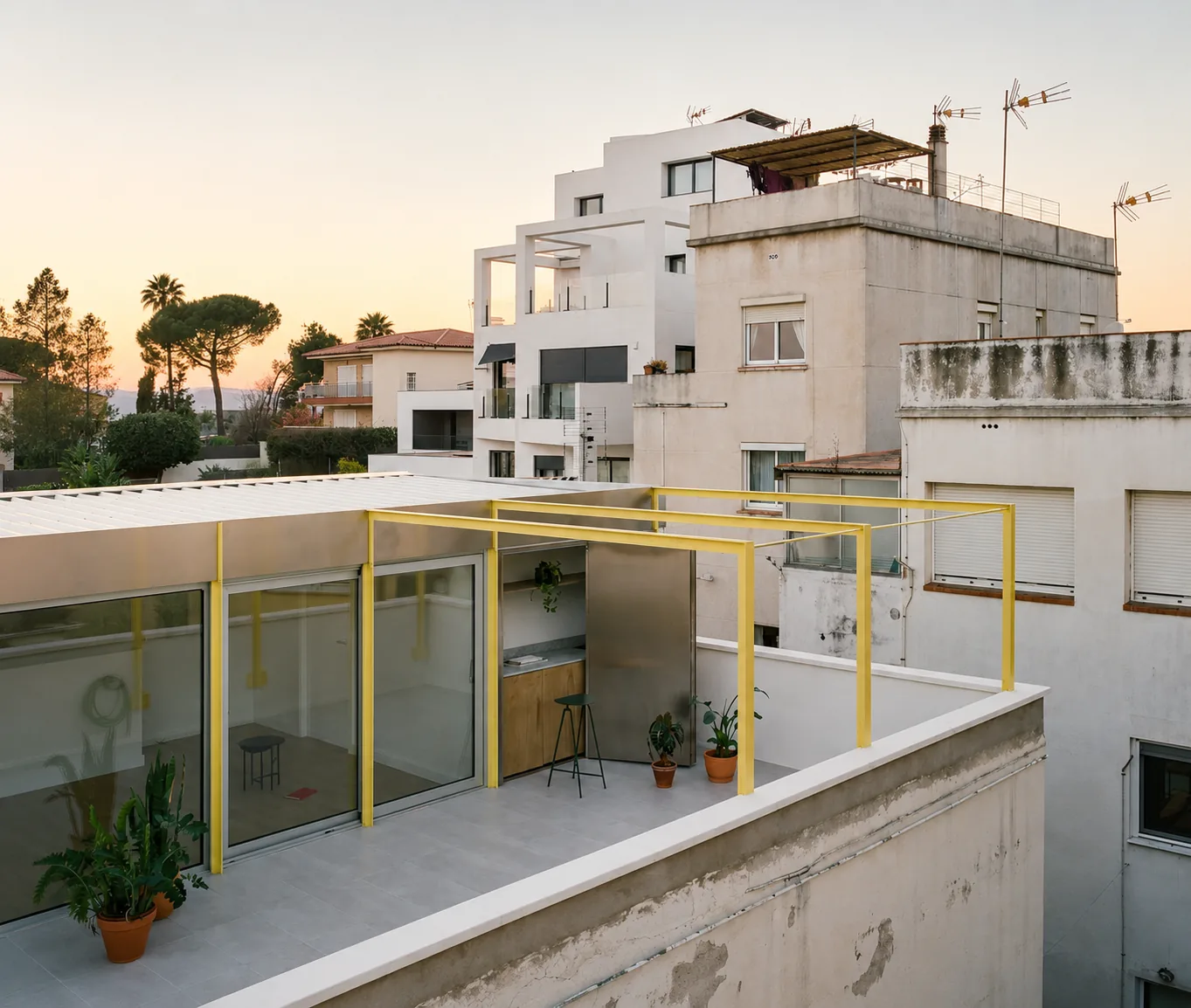 Terraza reformada Casa Miranda Sant Just Desvern con pérgola metálica al atardecer · Nosolo Design