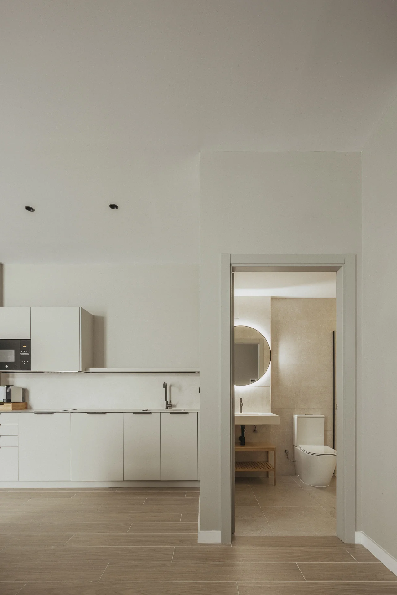 Cocina y lavabo integrados reforma apartamento Juan Llorens 43 Valencia