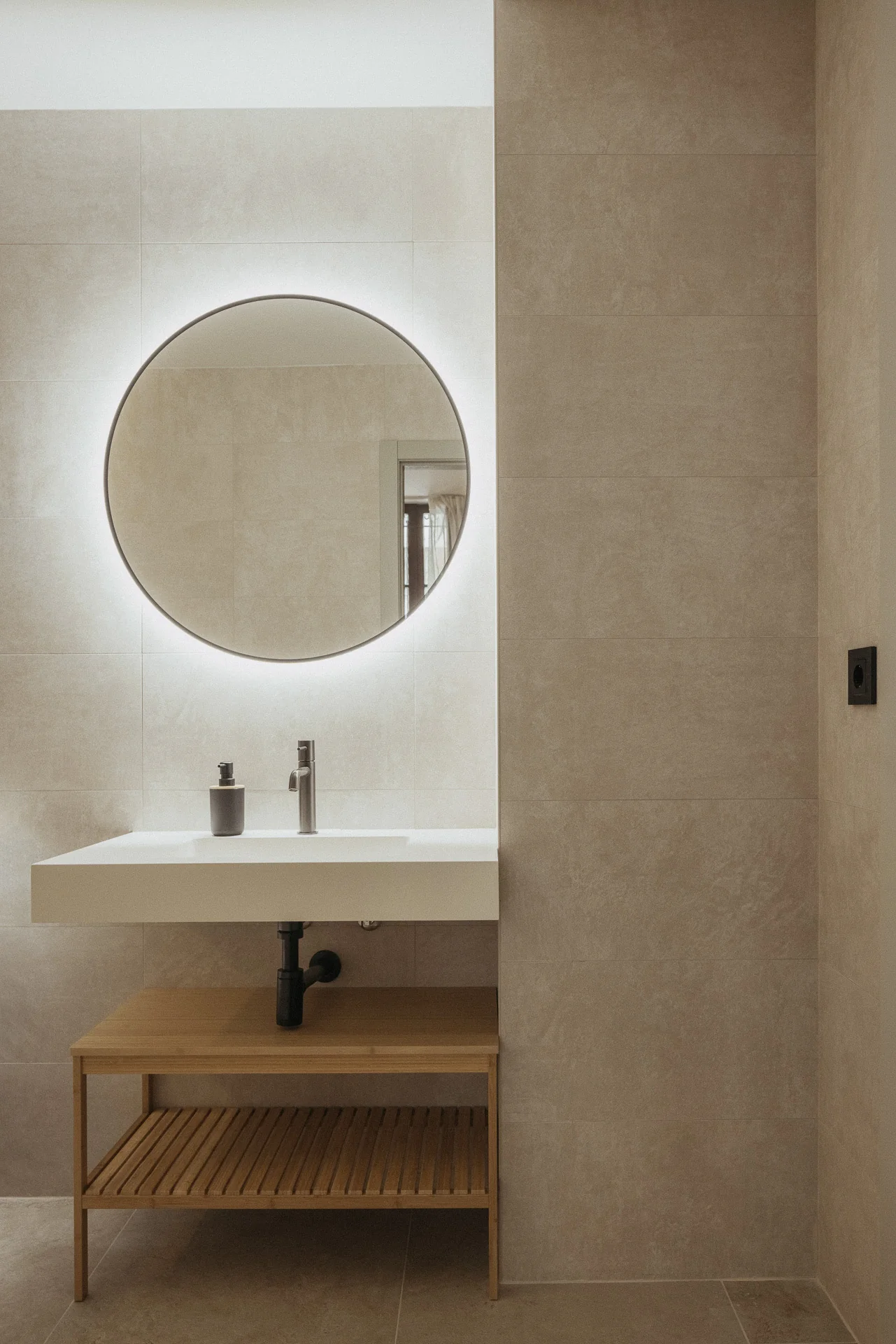 Lavabo reformado acabados técnicos apartamento turístico JLL43 Valencia
