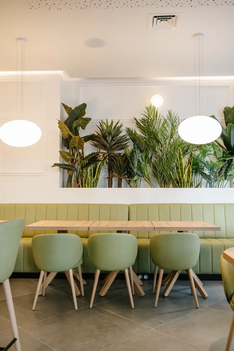 Paramentos curvos e iluminación integrada Restaurante La Oficina Valencia