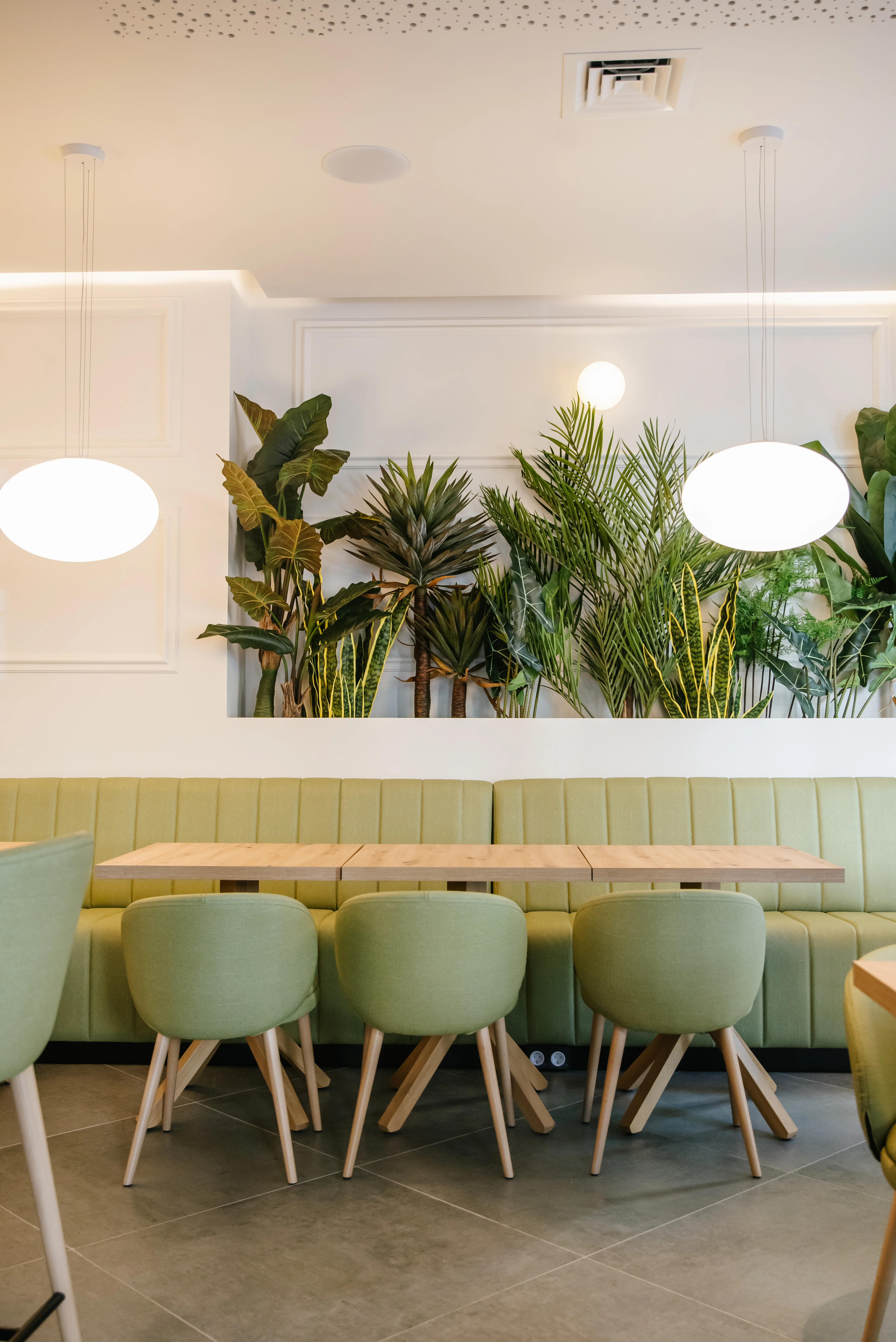 Paramentos curvos e iluminación integrada Restaurante La Oficina Valencia