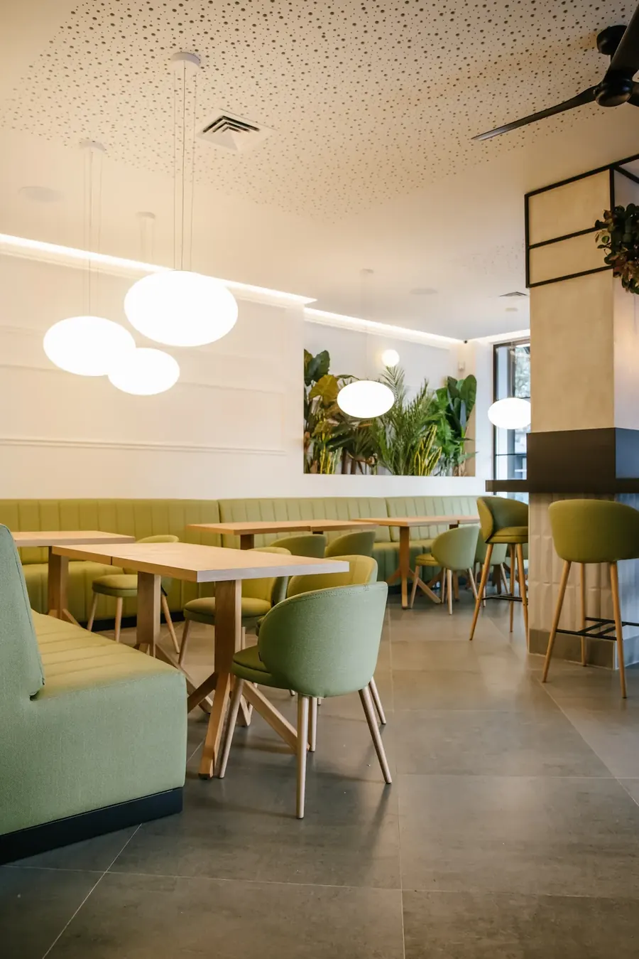 Zona de barra iluminación técnica reforma Restaurante La Oficina Valencia