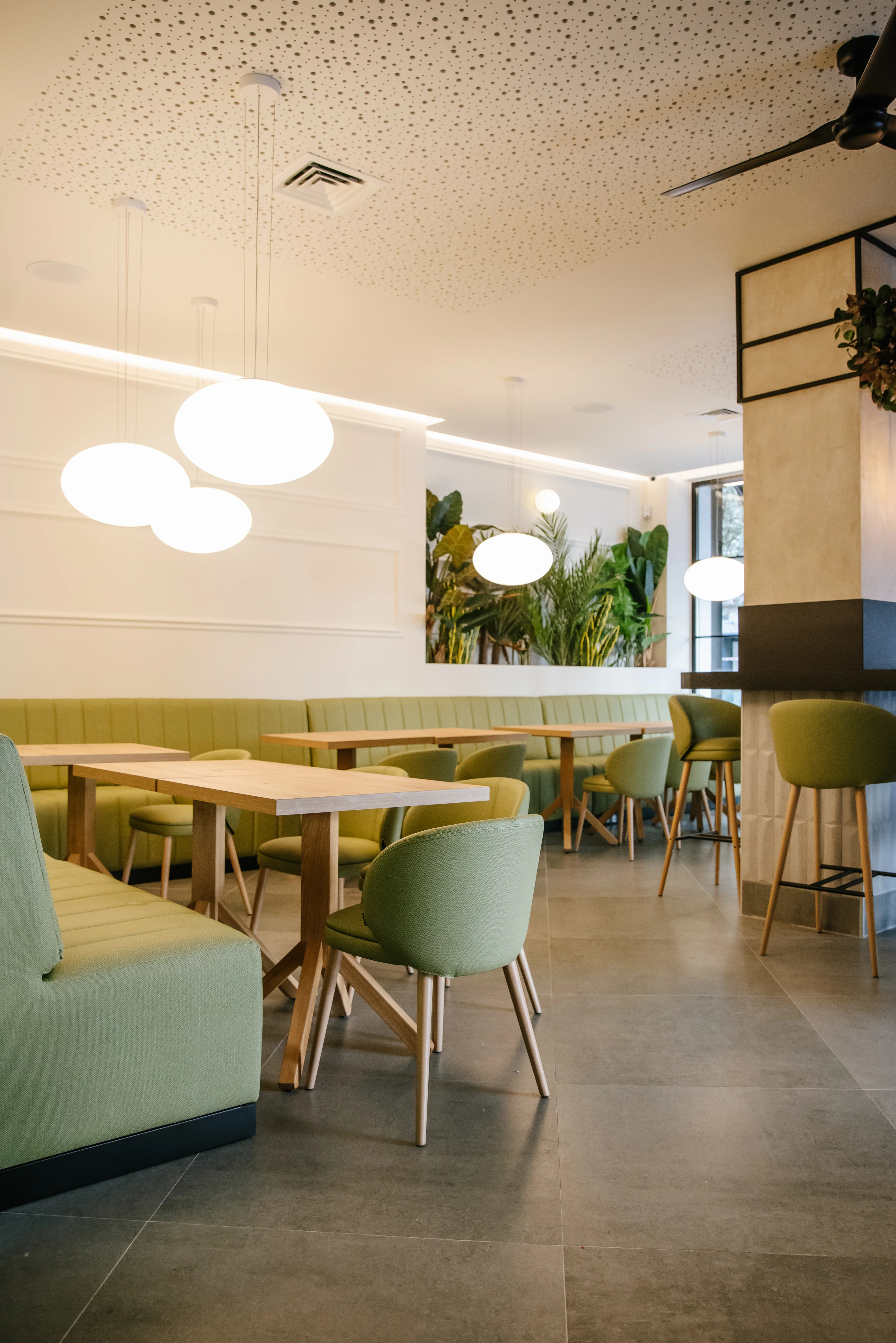 Zona de barra iluminación técnica reforma Restaurante La Oficina Valencia