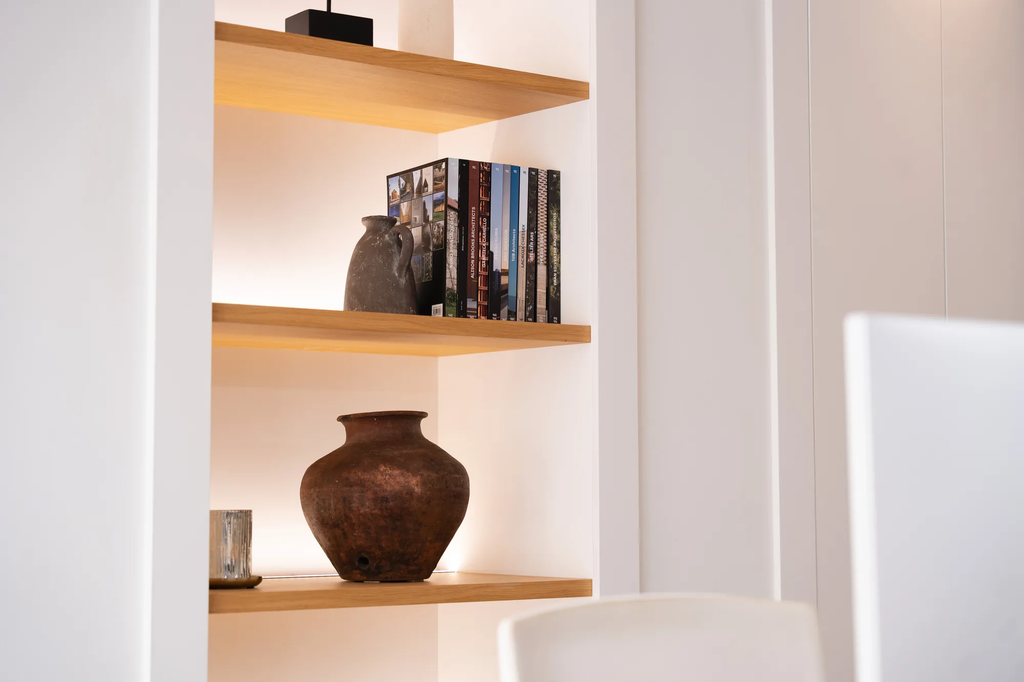 Detalle de estantería y cerámica en la oficina Nosolo Design