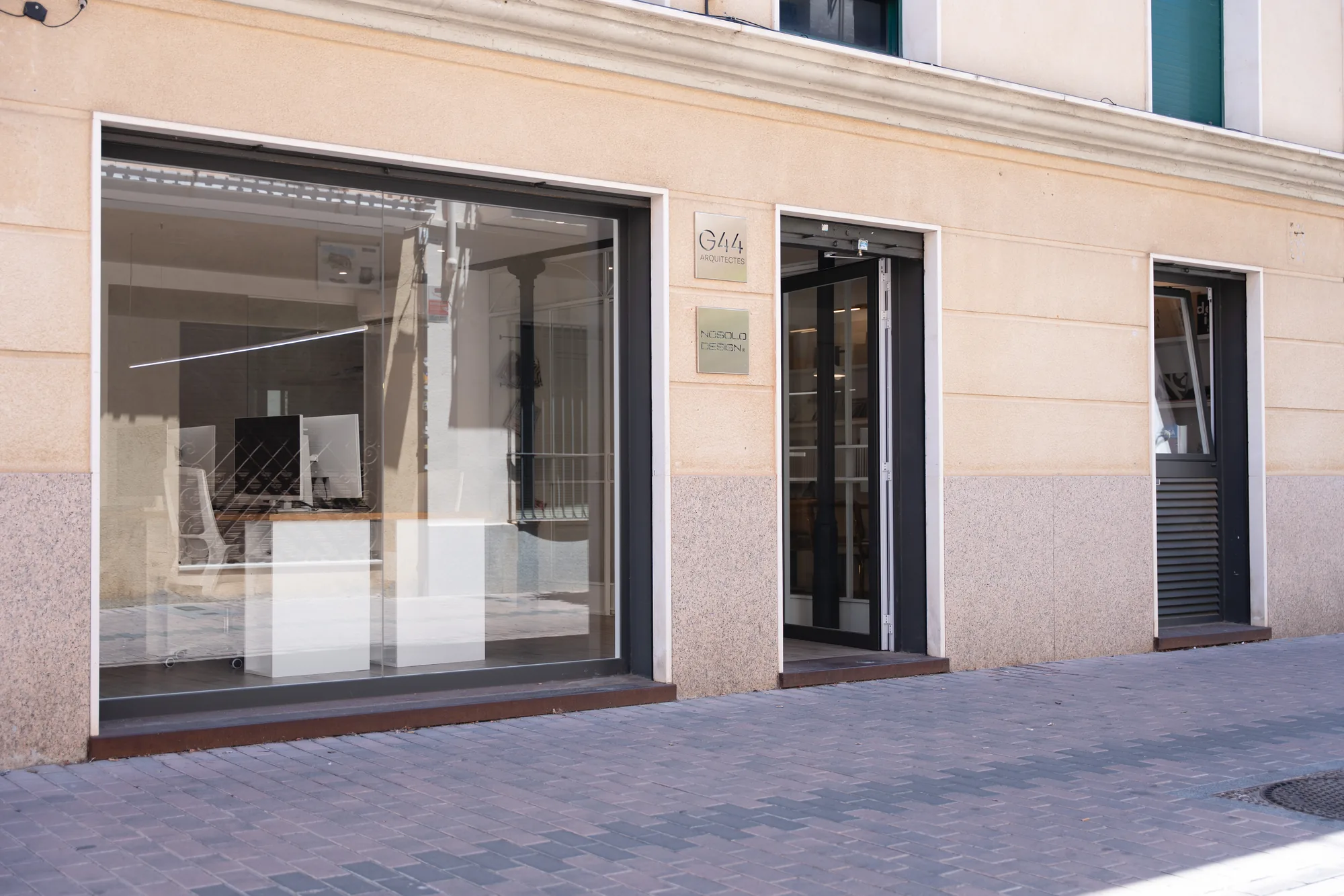 Fachada y escaparate de la oficina Nosolo Design en c/ Gibraltar 44, Premià de Mar
