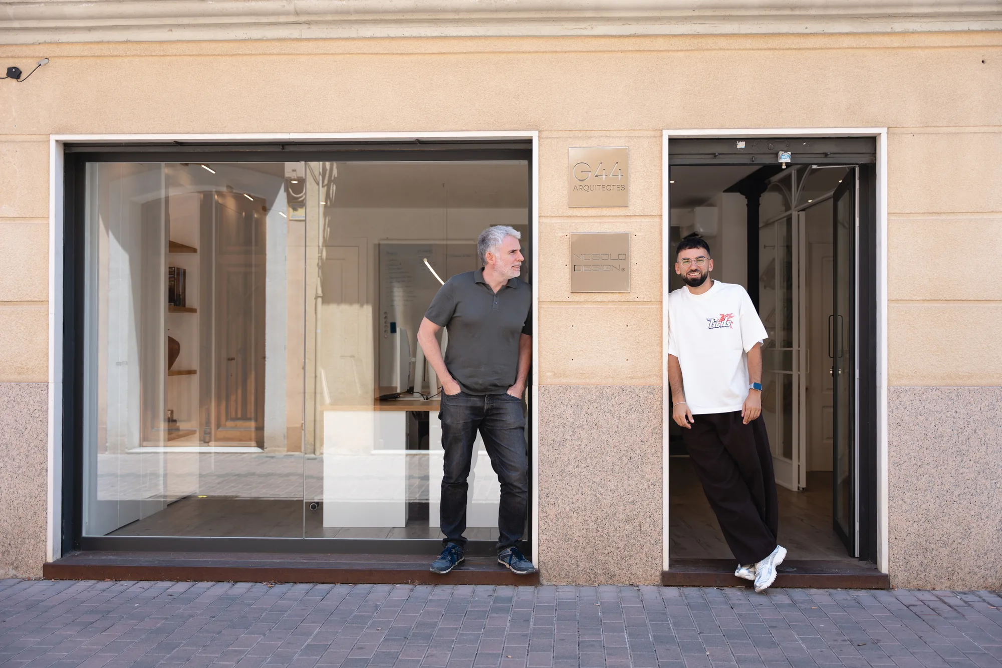 Equip de Nosolo Design a la façana de l’oficina de Premià de Mar