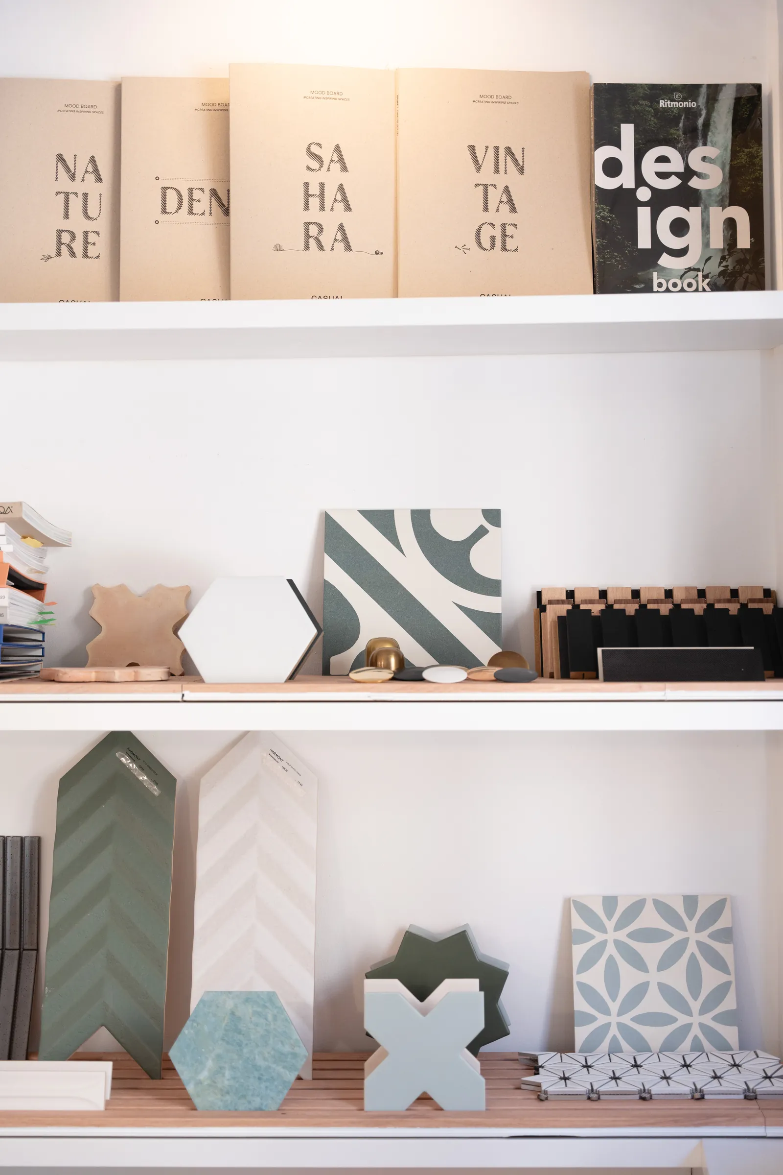 Muestras de materiales en la oficina de Nosolo Design en Premià de Mar