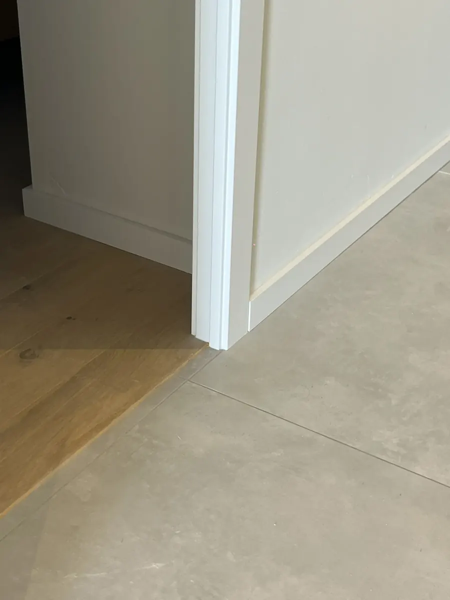 Encuentro entre parquet y pavimento continuo en la reforma integral Priorat, Alella · Nosolo Design